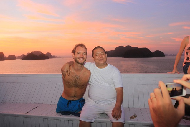 Nick Vujicic mê hoàng hôn trên Vịnh Hạ Long ảnh 2